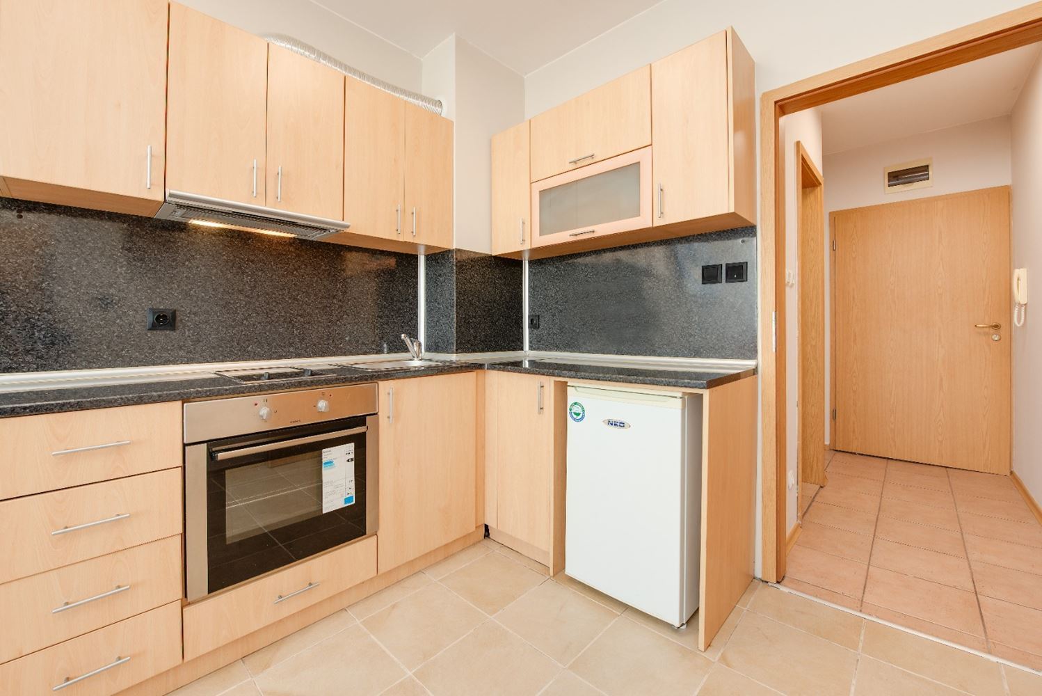 Слънчево и просторно студио с морска гледка в Равда – на 100 м от плажа, в поддържан комплекс с басейн и зеленина