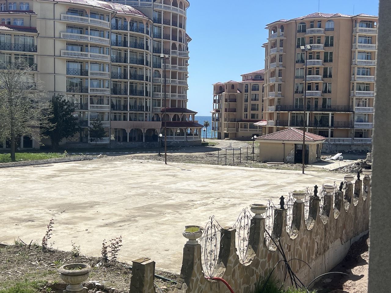 Уютно студио в сърцето на Елените – само на минути от плажа, в затворен комплекс с басейн и отлични удобства