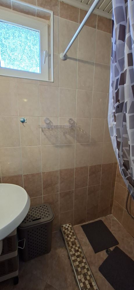 Просторен и светъл двустаен апартамент в поддържан комплекс близо до Слънчев бряг 