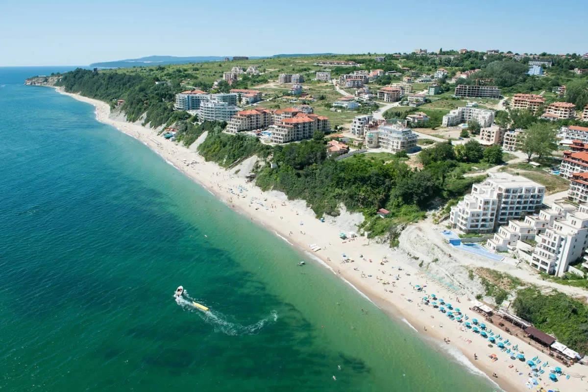 Морска панорама и комфорт на 100 метра от плажа! Обзаведен двустаен апартамент в комплекс в Бяла