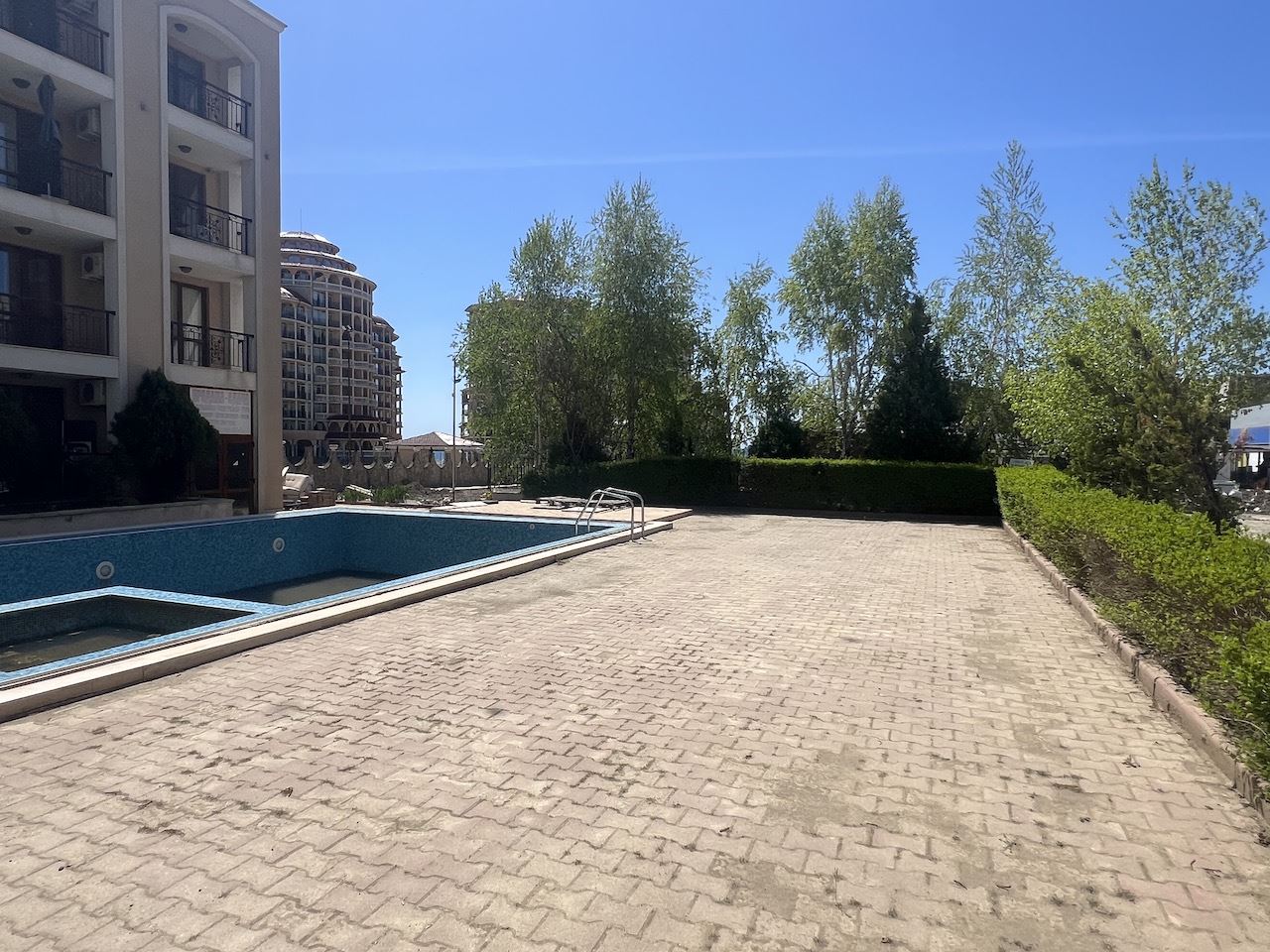 Уютно студио в сърцето на Елените – само на минути от плажа, в затворен комплекс с басейн и отлични удобства