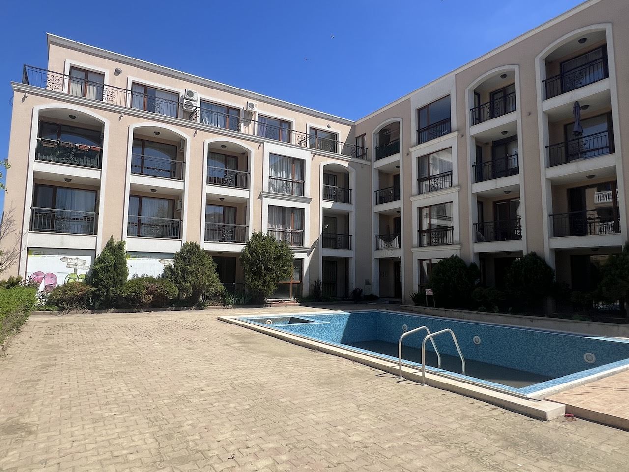 Уютно студио в сърцето на Елените – само на минути от плажа, в затворен комплекс с басейн и отлични удобства