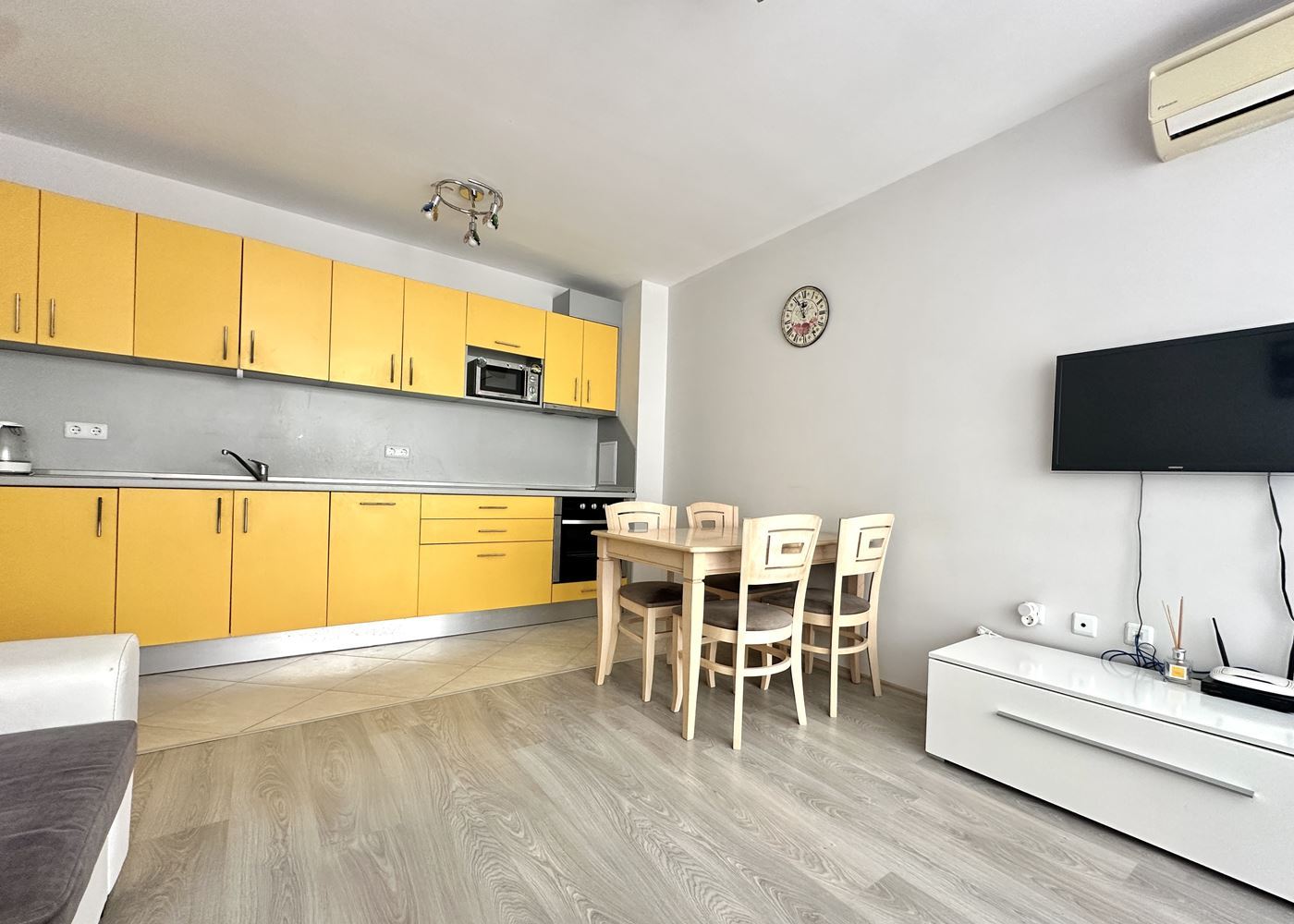 Двустаен апартамент на 100 м от плажа в Поморие – комфорт, удобство и морска гледка