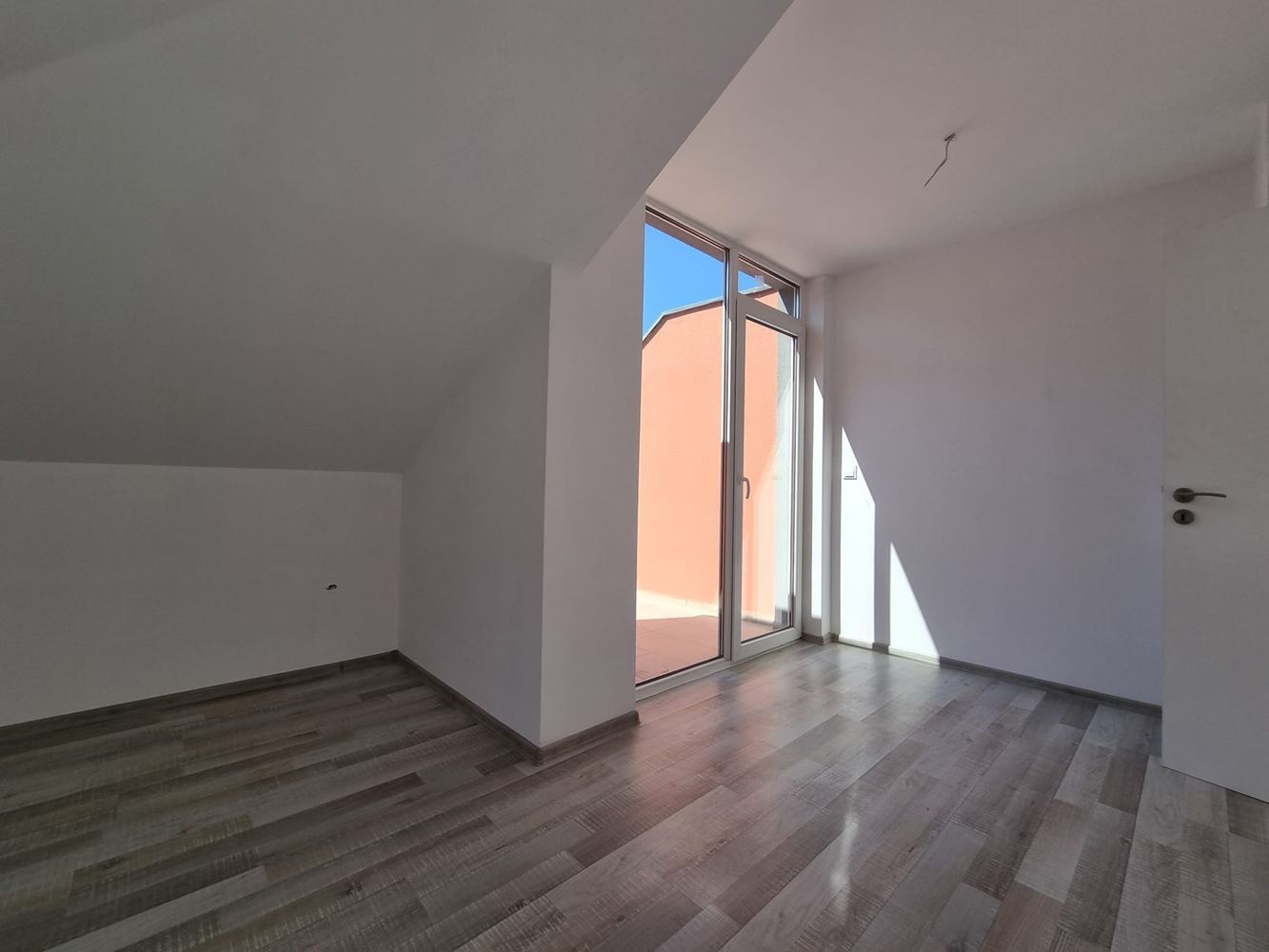 Светъл и модерен апартамент с отлична локация – съчетание на комфорт, природа и морски дух