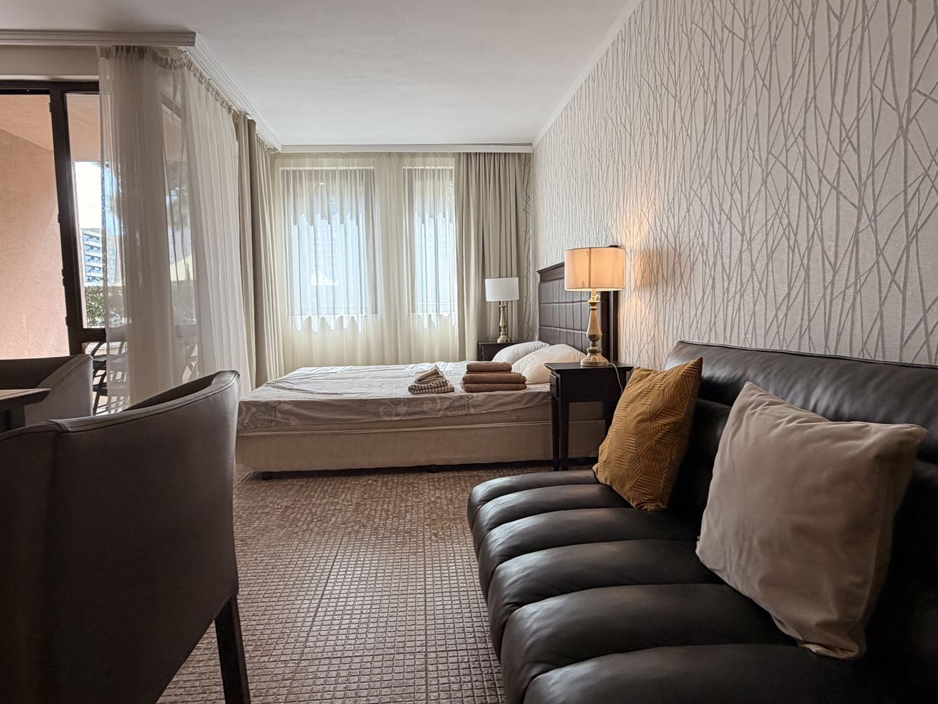 Ексклузивно студио с градина и директен достъп до басейн – на 100 м от морето в Слънчев бряг