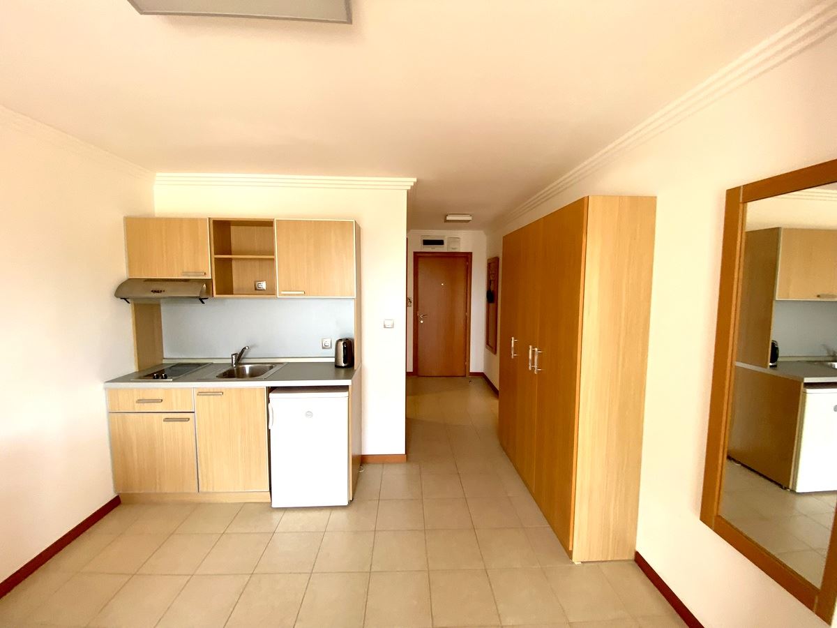 Просторен двустаен апартамент на първа линия в Равда – лукс, природа и впечатляваща гледка към басейна