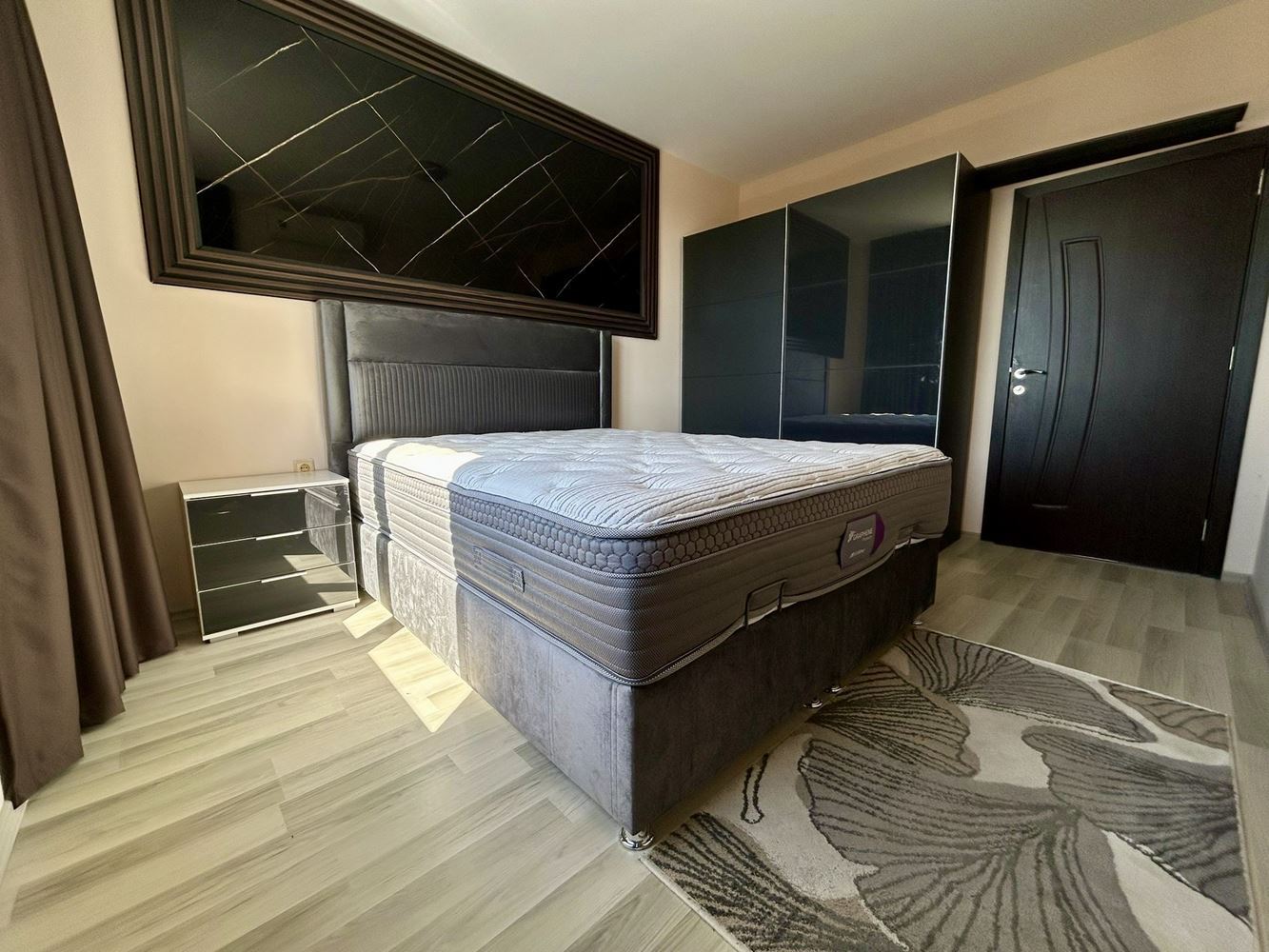 Просторен тристаен апартамент с впечатляваща морска панорама в комплекс в Несебър