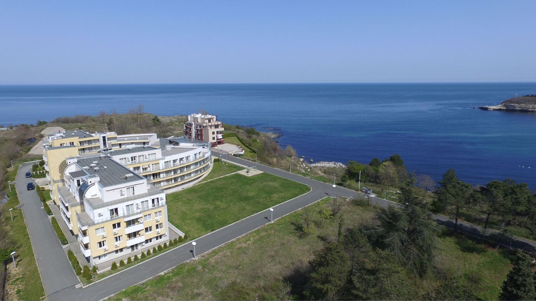 Двустаен апартамент на първа линия с морска гледка в Царево – лукс, спокойствие и уникална локация