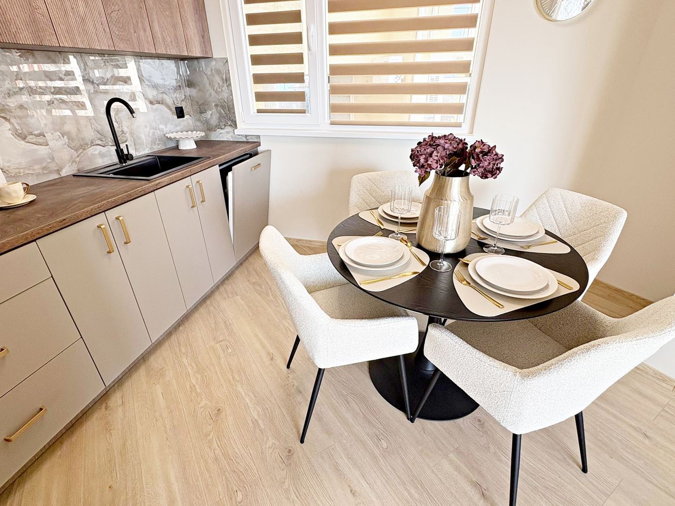 Две независими жилищни пространства с морска гледка в центъра на Свети Влас – дизайнерски интериор и собствено паркомясто