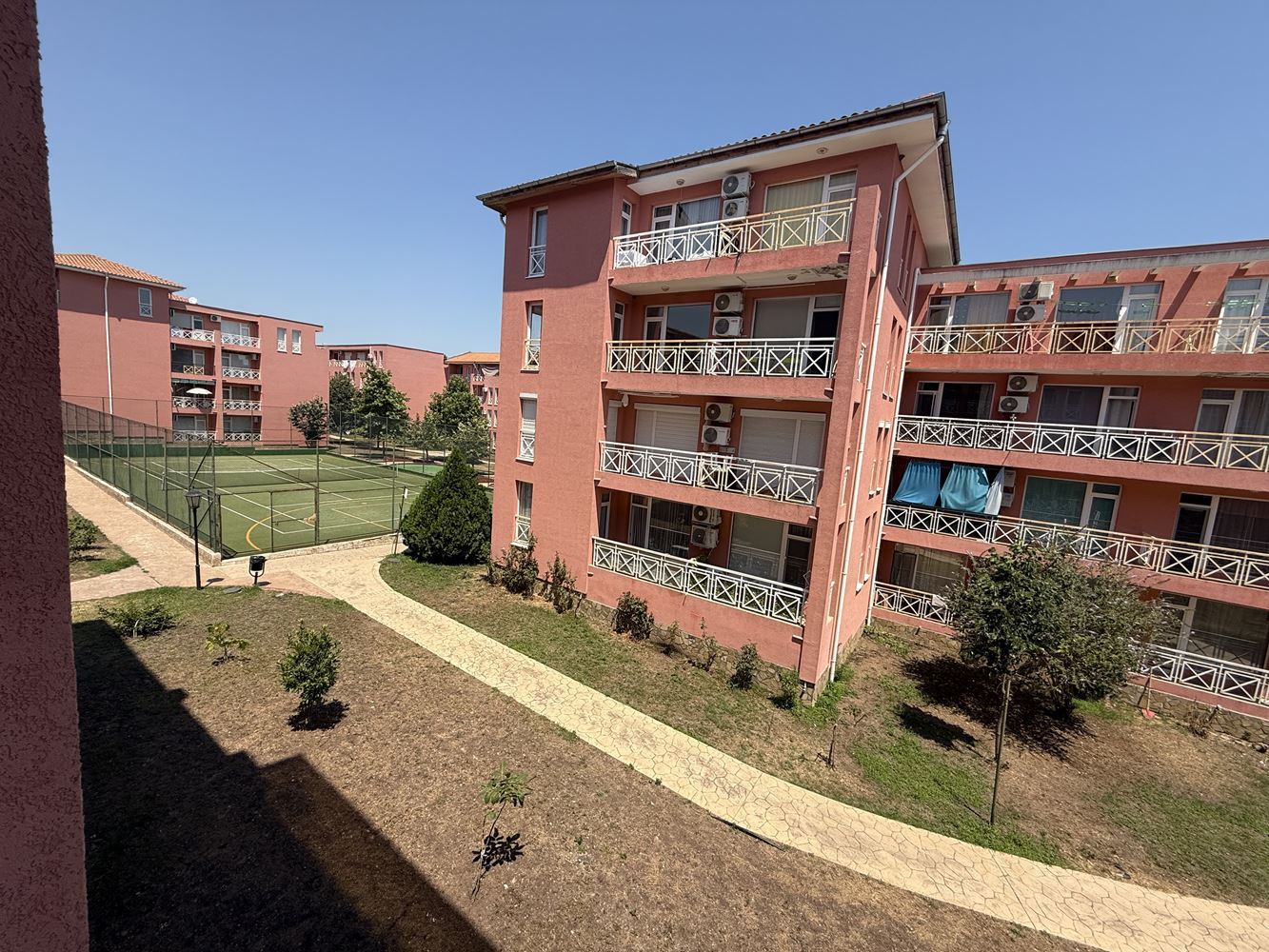 Обзаведен двустаен апартамент с гледка към басейна в района на Слънчев бряг