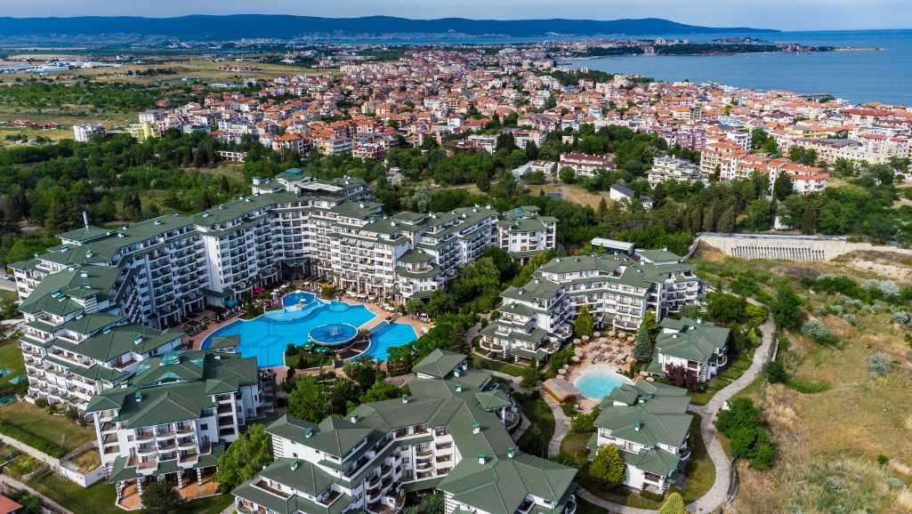 Високия стандарт и разнообразни удобства - страхотен двустаен апартамент в луксозен комплекс на първа линия в Равда