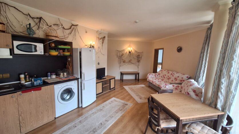 Двустаен апартамент на първа линия в Елените с морска панорама и отличен инвестиционен потенциал