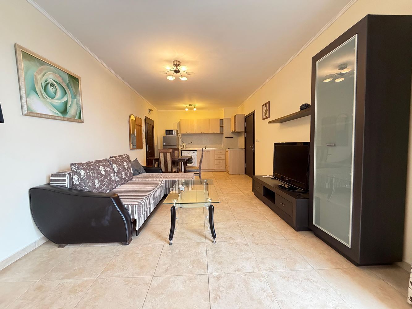 Апартамент с две спални и изглед към басейна в Несебър – простор, комфорт и отлична локация на 300 метра от морето