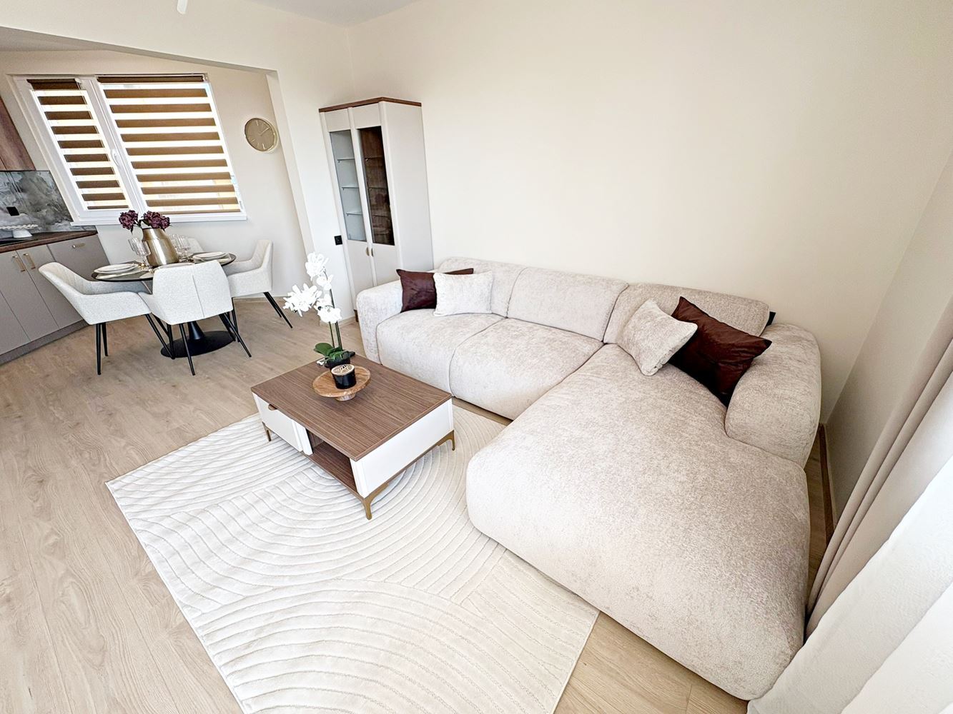 Две независими жилищни пространства с морска гледка в центъра на Свети Влас – дизайнерски интериор и собствено паркомясто