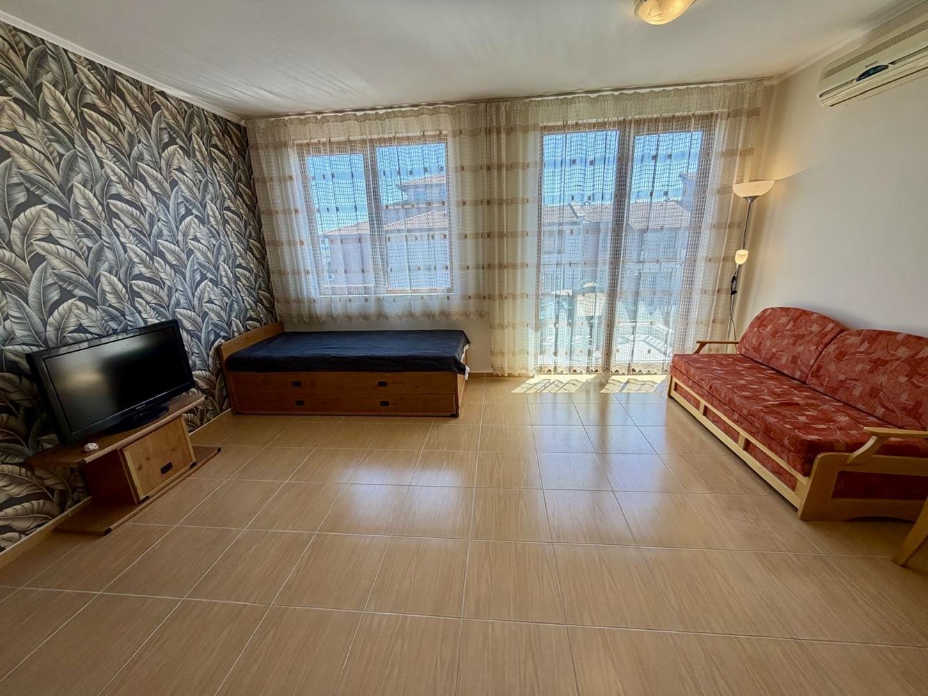 Панорамно студио с впечатляваща морска гледка в Несебър – готово за нанасяне