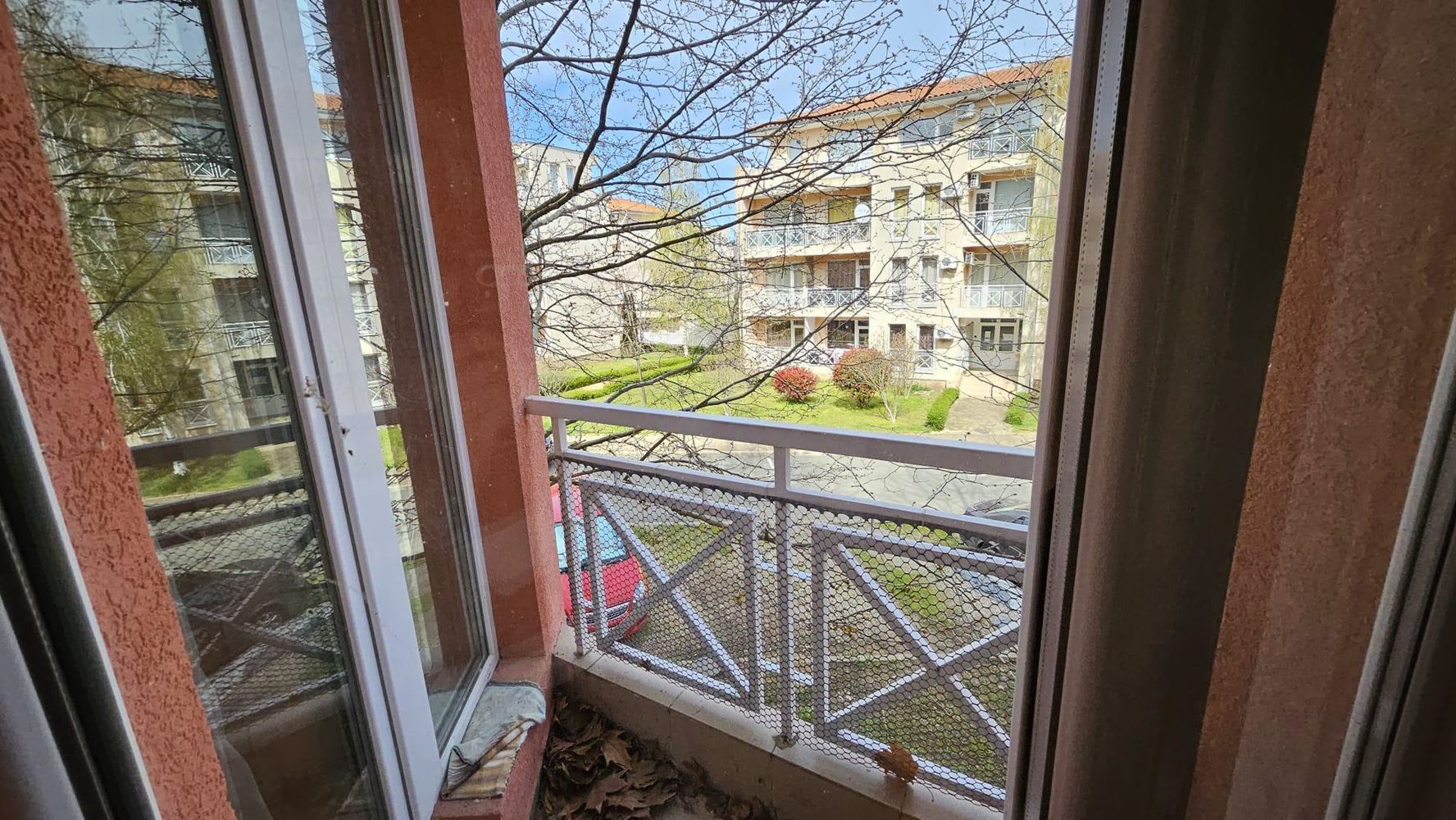 Модерен двустаен апартамент в затворен комплекс с басейни и водни атракции в района на Слънчев бряг