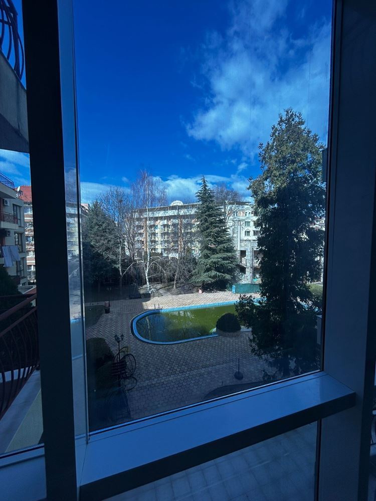 Просторен и стилно обзаведен двустаен апартамент в сърцето на Слънчев бряг – идеален за живеене или инвестиция