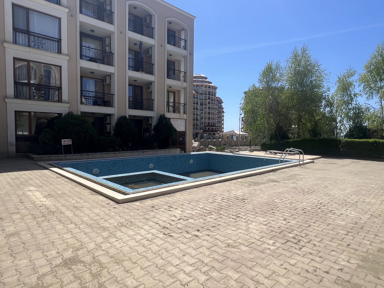 Уютно студио в сърцето на Елените – само на минути от плажа, в затворен комплекс с басейн и отлични удобства