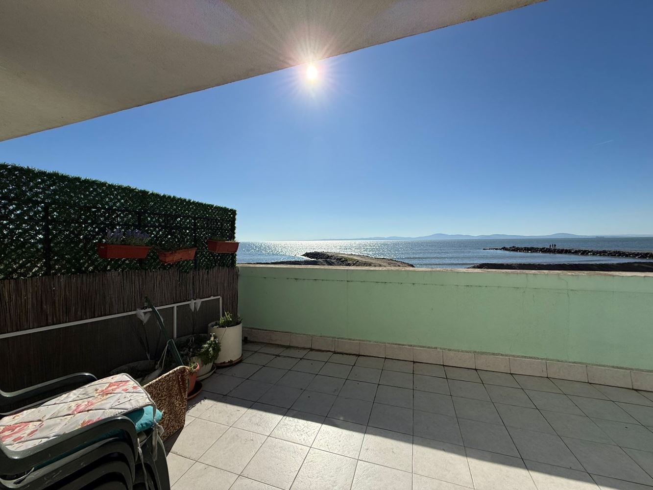 Луксозен двустаен апартамент с панорамна морска гледка в Поморие