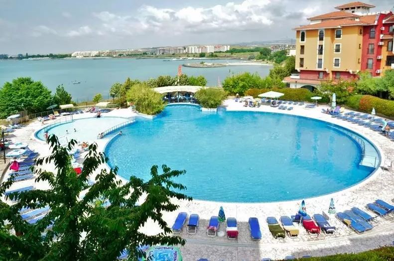 Тристаен апартамент на първа линия в Ахелой – простор, морска панорама и комфорт за цялото семейство