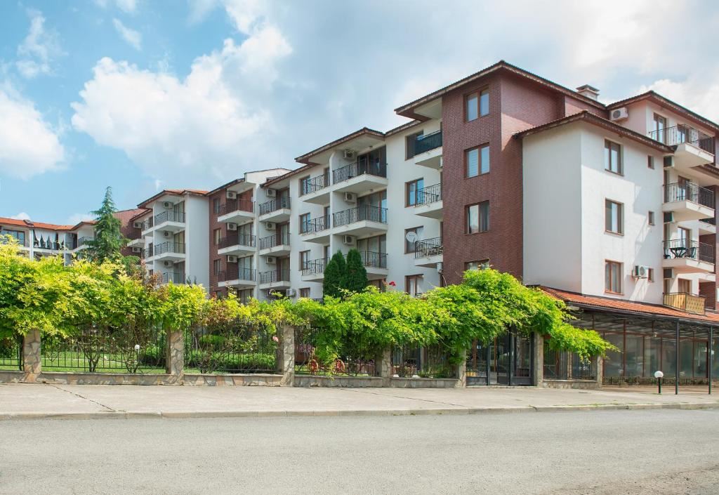 Просторно студио на партер с голяма тераса и възможност за двустаен апартамент – сигурност и комфорт в Несебър