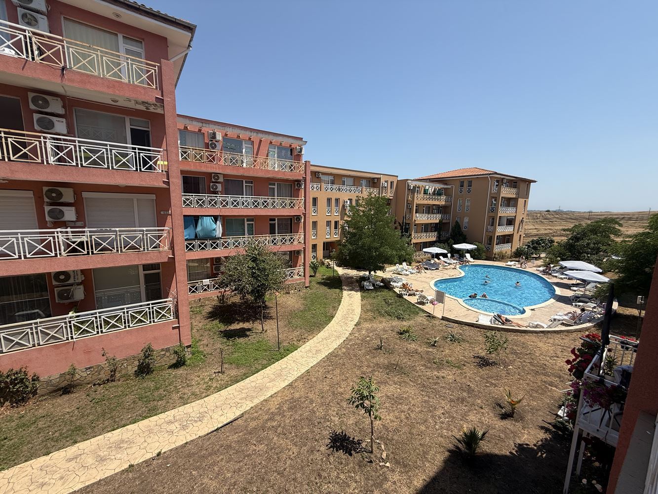 Обзаведен двустаен апартамент с гледка към басейна в района на Слънчев бряг