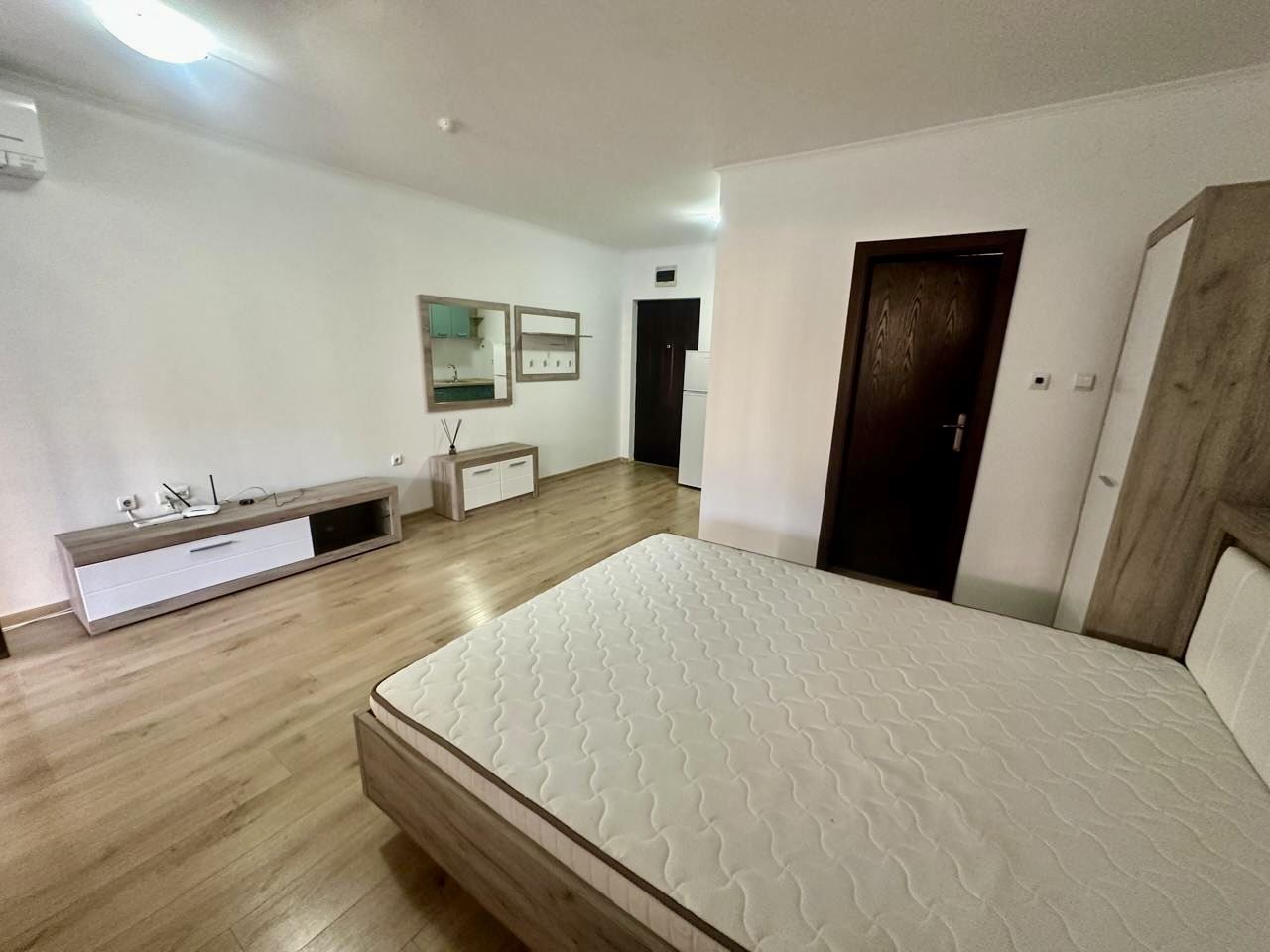 Просторно студио на партер с голяма тераса и възможност за двустаен апартамент – сигурност и комфорт в Несебър