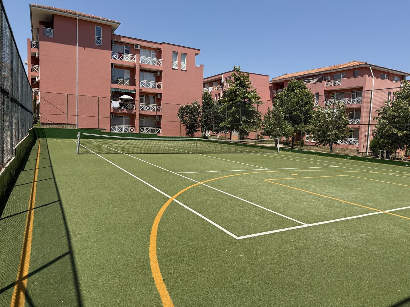 Обзаведен двустаен апартамент с гледка към басейна в района на Слънчев бряг