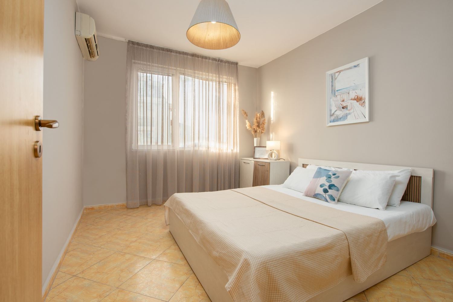 Стилно реновиран тристаен апартамент с две спални в поддържан комплекс в Слънчев бряг – комфорт, спокойствие и отлична локация