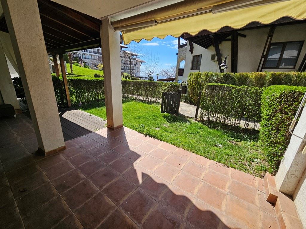 Лукс на първа линия – стилен апартамент с веранда, собствена градина и морска гледка в Свети Влас