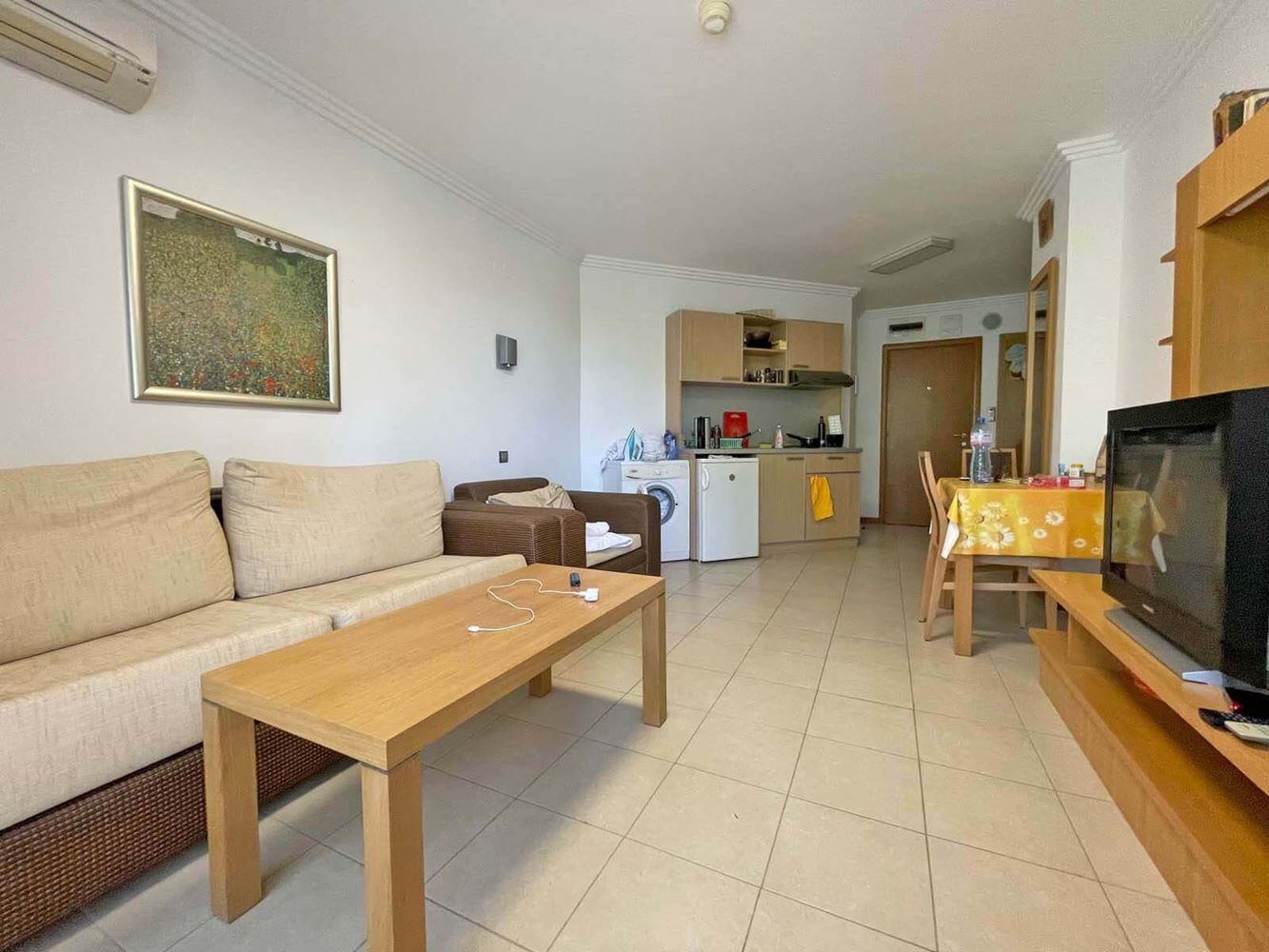 Високия стандарт и разнообразни удобства - страхотен двустаен апартамент в луксозен комплекс на първа линия в Равда