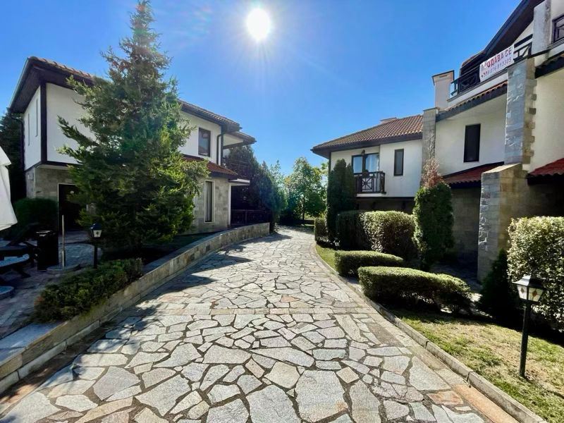 Просторно напълно обзаведено студио с гледка към басейн в слънчев бряг – комфорт, спокойствие и отлична инвестиция