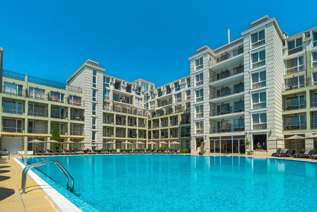 Луксозен двустаен апартамент с панорамна морска гледка в Поморие