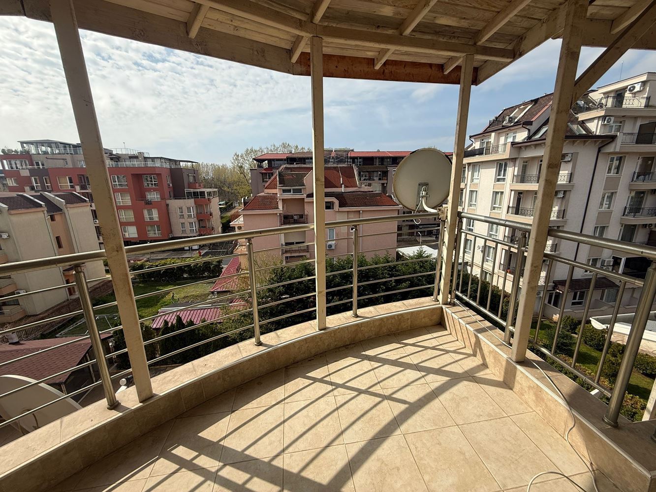 Просторен тристаен апартамент в Слънчев бряг – комфорт, природа и ниска такса поддръжка