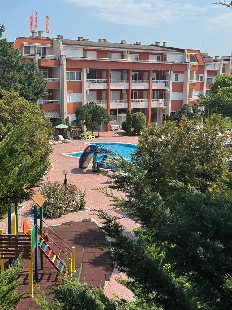 Просторно студио с гледка към басейна в Слънчев бряг – битов ток и отлична инфраструктура