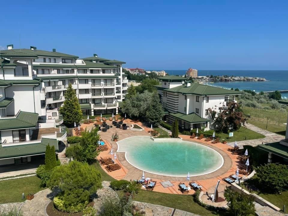 Високия стандарт и разнообразни удобства - страхотен двустаен апартамент в луксозен комплекс на първа линия в Равда