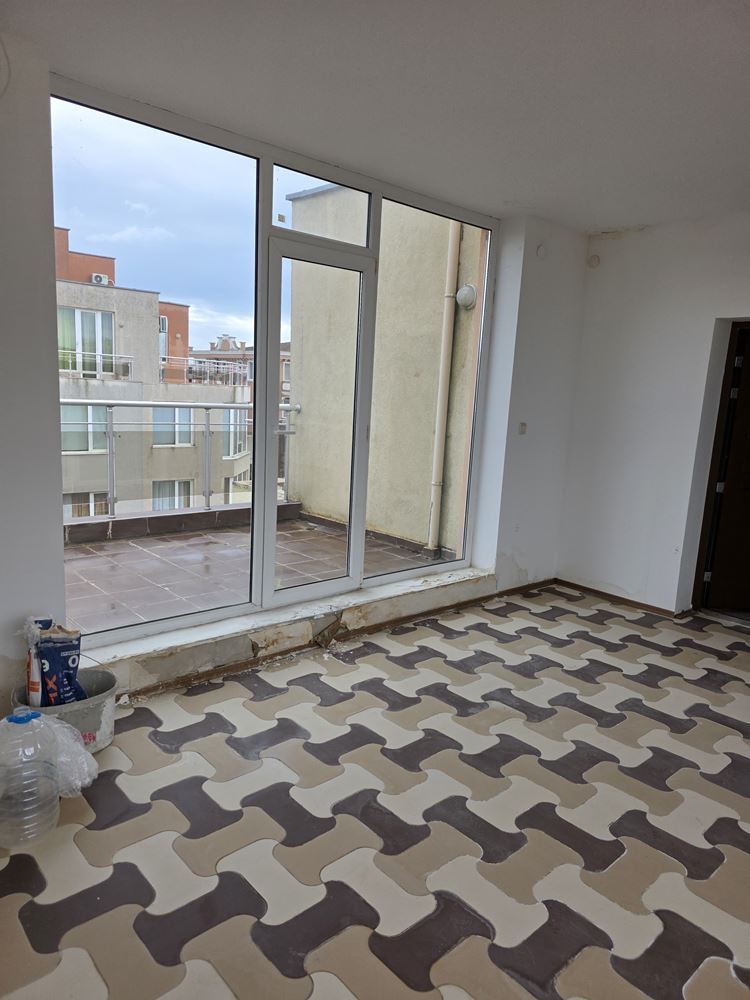 Тристаен апартамент с огромна тераса на 500 м от плажа в Слънчев бряг – 148 м² и отличен потенциал