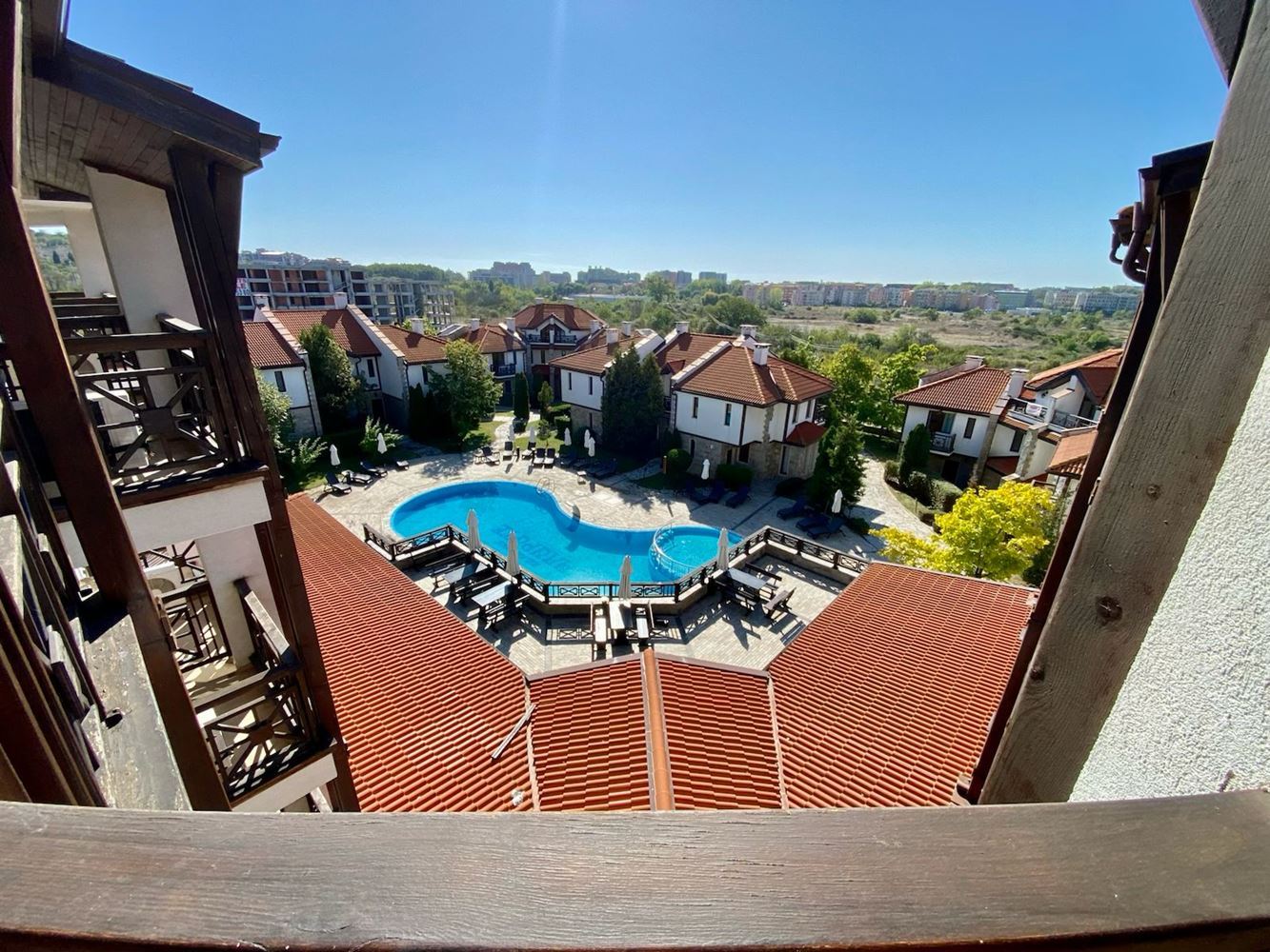 Просторно напълно обзаведено студио с гледка към басейн в слънчев бряг – комфорт, спокойствие и отлична инвестиция