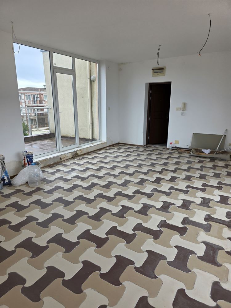 Тристаен апартамент с огромна тераса на 500 м от плажа в Слънчев бряг – 148 м² и отличен потенциал