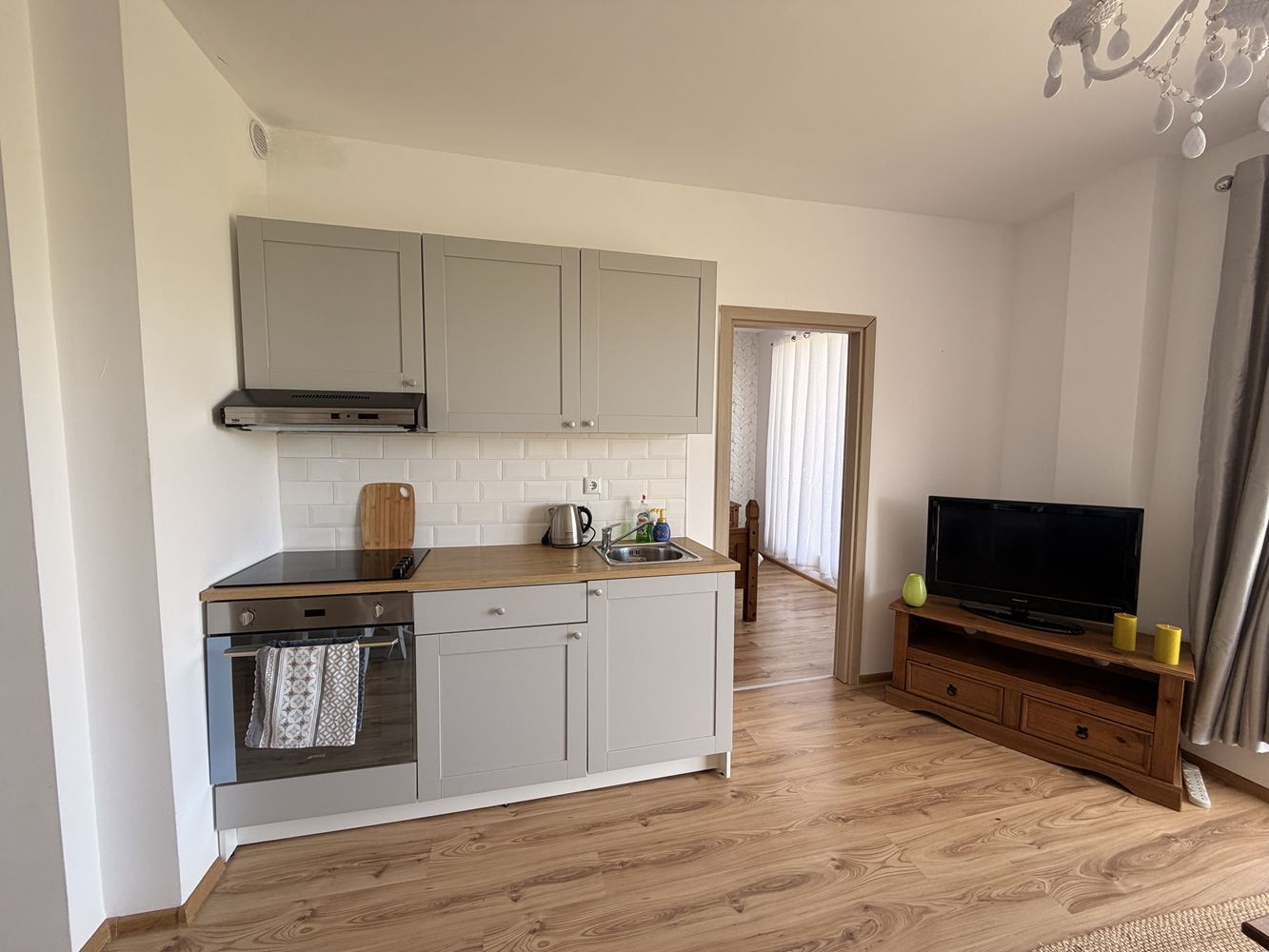 Тристаен апартамент с панорамна тераса в покрайнините на Слънчев бряг – уют, тишина и стил