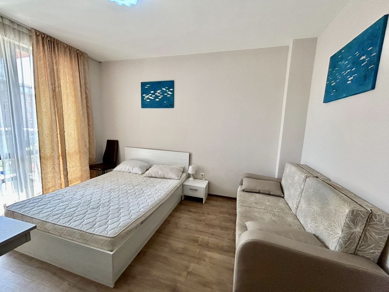 Светло и уютно студио с гледка към красива вътрешната територия – комфорт и спокойствие в модерен комплекс