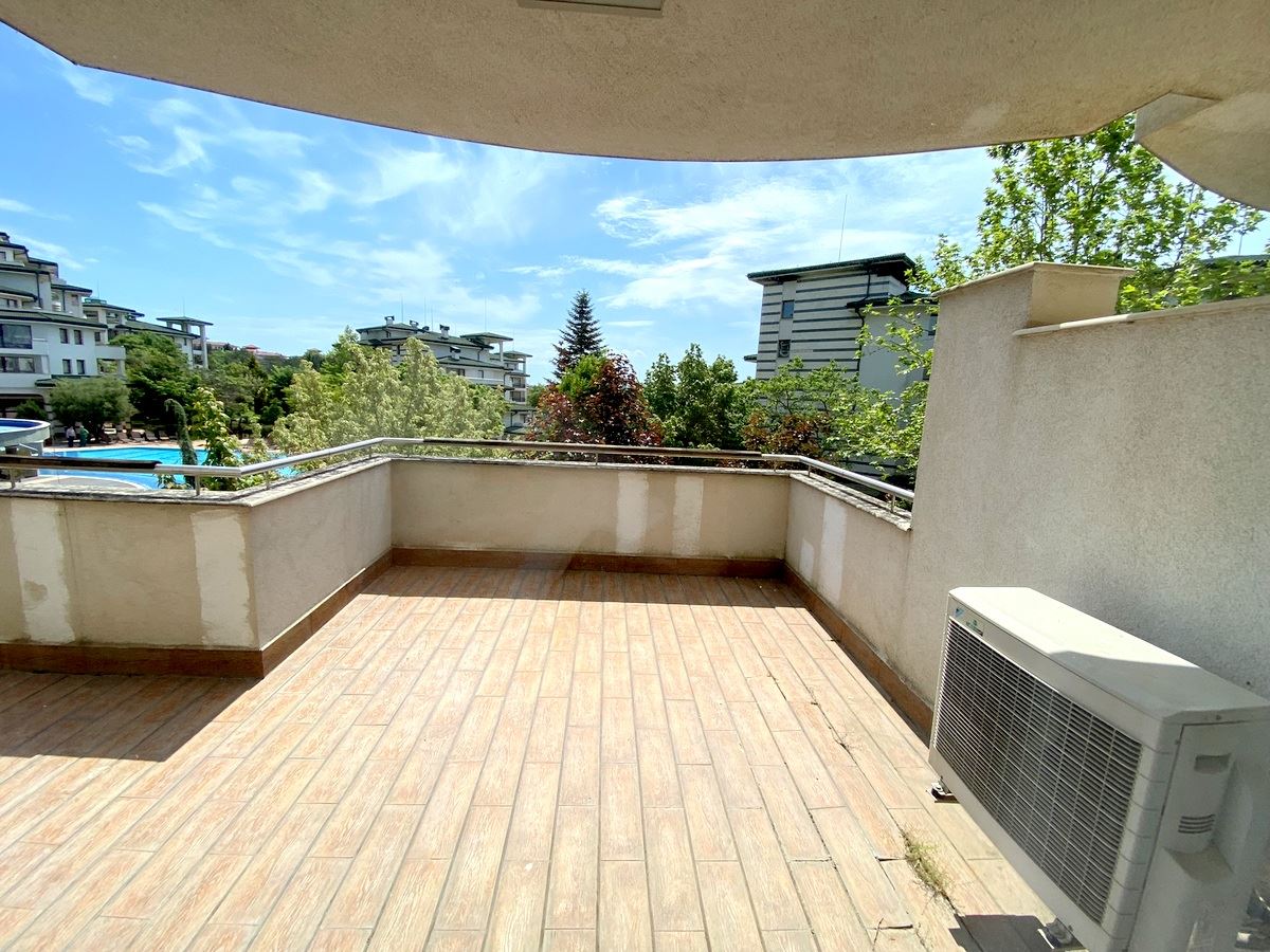 Просторен двустаен апартамент на първа линия в Равда – лукс, природа и впечатляваща гледка към басейна