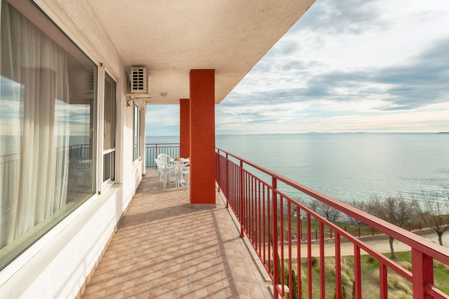 Стилен тристаен апартамент на първа линия с директна гледка море в Свети Влас – простор, лукс и пълни удобства