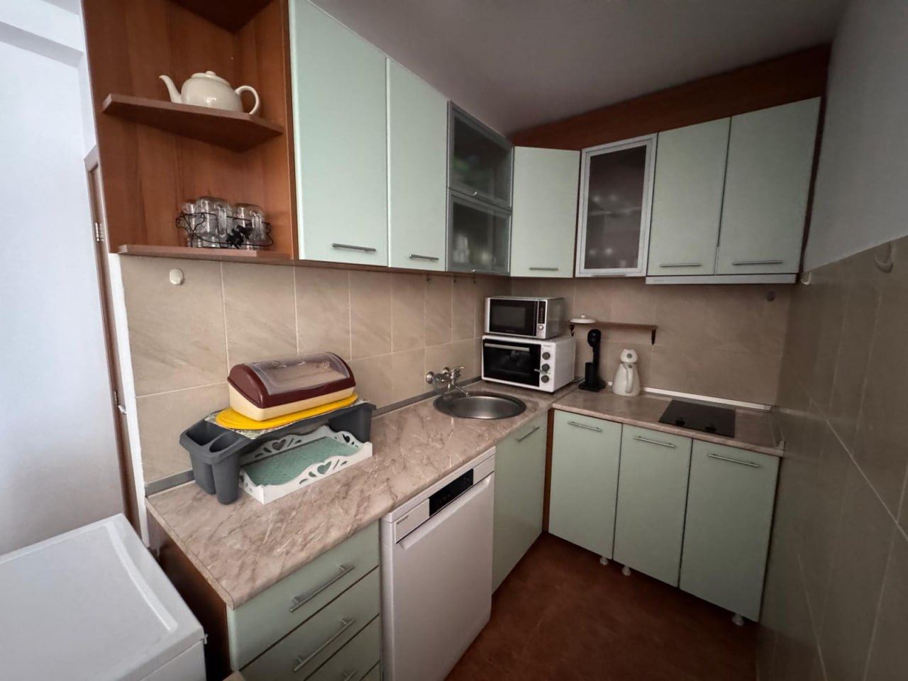 Просторен двустаен апартамент с допълнителна спална зона в Слънчев бряг – на 200 м от плажа