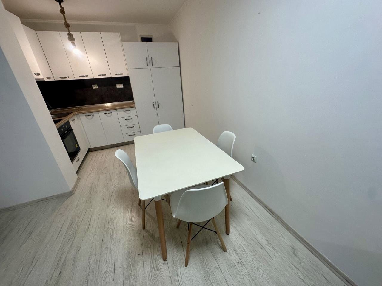 Просторно студио на партер с тераса и възможност за двустаен апартамент – само на 300 м от морето