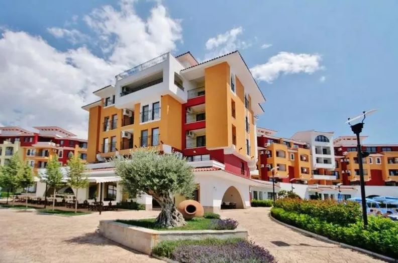 Тристаен апартамент на първа линия в Ахелой – простор, морска панорама и комфорт за цялото семейство