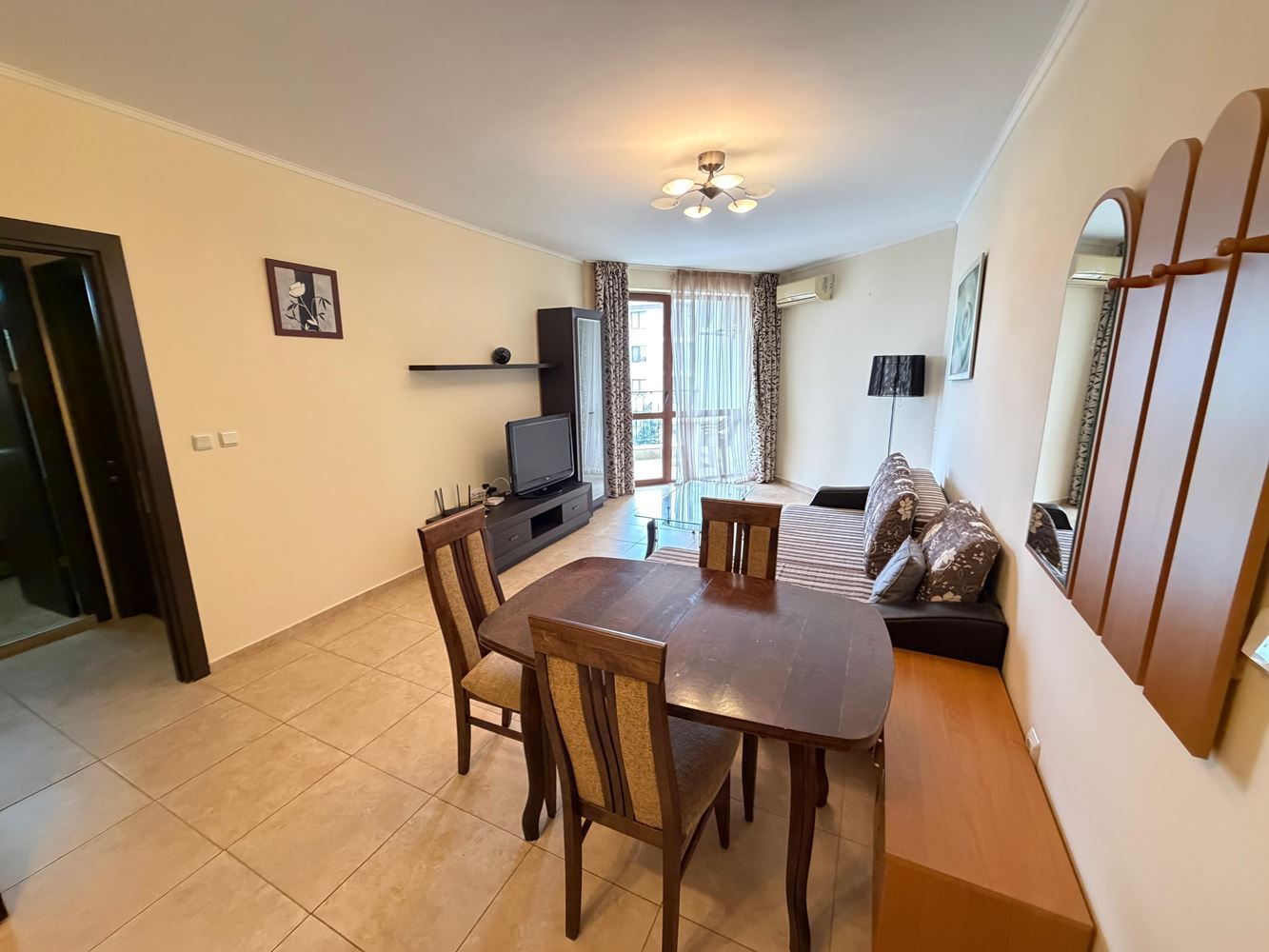 Апартамент с две спални и изглед към басейна в Несебър – простор, комфорт и отлична локация на 300 метра от морето