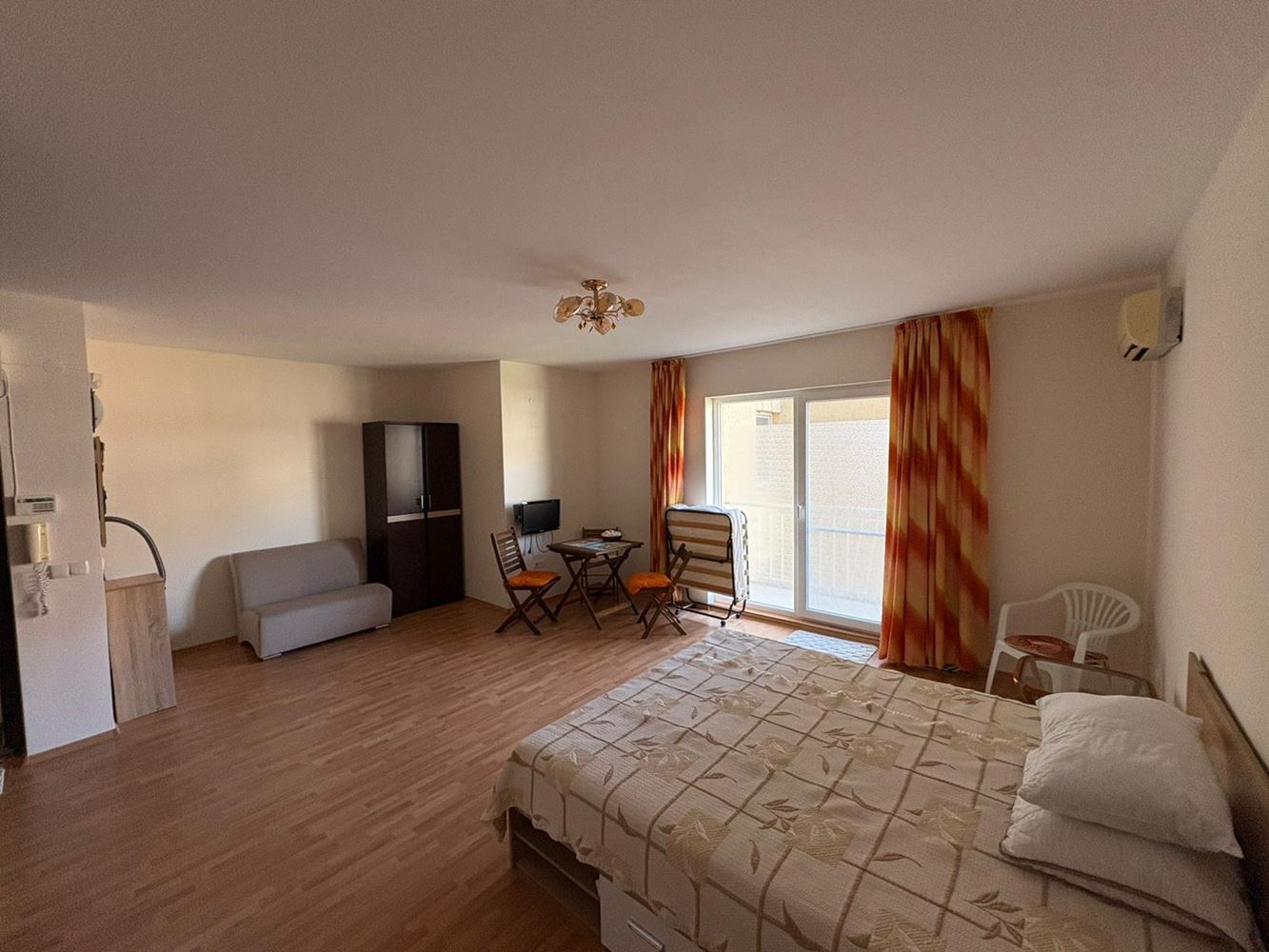 Просторно студио в сърцето на Стария град Поморие – само на крачка от морето