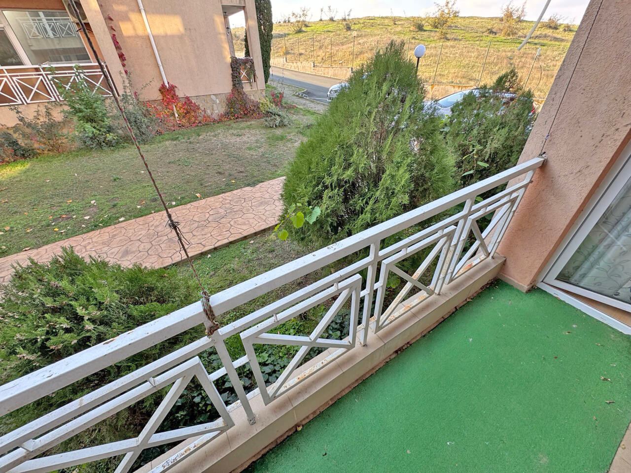 Функционално тристайно жилище на партер в модерен комплекс в района на Слънчев бряг