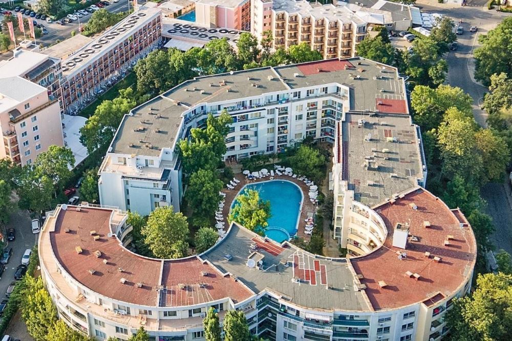 Перфектната ваканционна инвестиция с отлична локация - просторен апартамент на 100 м от морето